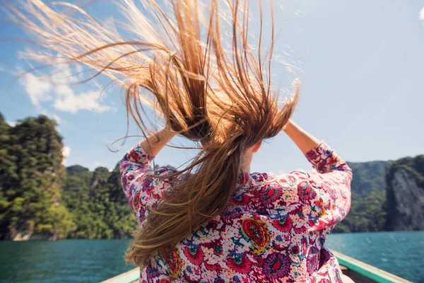 Retrato de una hermosa chica viajando en barco — Foto de Stock