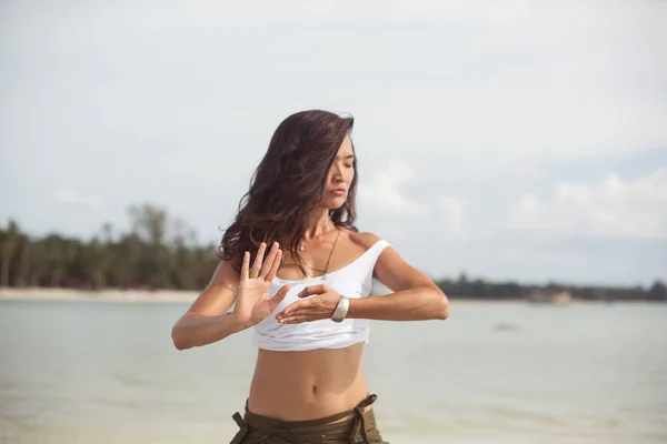 Bella asiatica giovane donna — Foto Stock