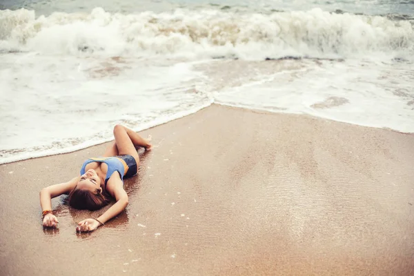 Mädchen liegt am Strand — Stockfoto