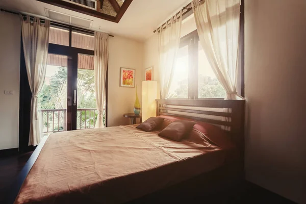 Кровать с балконом — стоковое фото