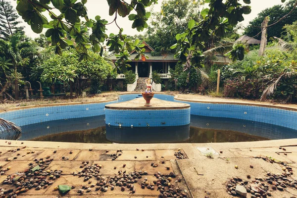 Swimming pool in abandoned villa — Stock Photo, Image