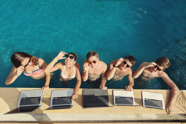 Grupo de personas freelancers que usan computadoras portátiles — Foto de Stock