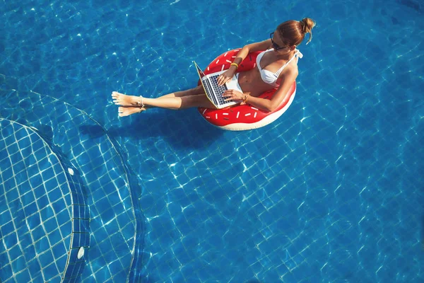 Mujer en anillo de natación en la piscina — Foto de Stock