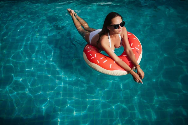 Mulher relaxante na piscina — Fotografia de Stock
