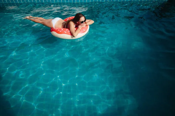 Kvinna avkopplande i poolen — Stockfoto