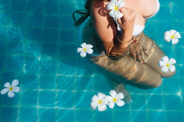 Beautiful female in swimming pool — Stock Photo, Image