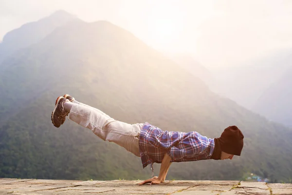 Чоловік робить ранкову вправу йоги — стокове фото