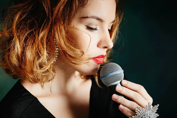 Žena zpěvák s mikrofonem — Stock fotografie