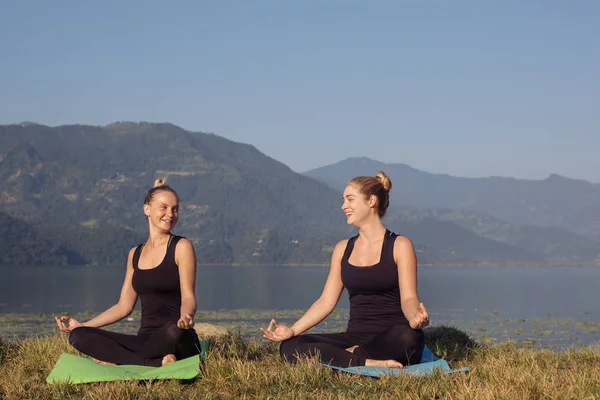 Chicas jóvenes practicando yoga matutino — Foto de Stock