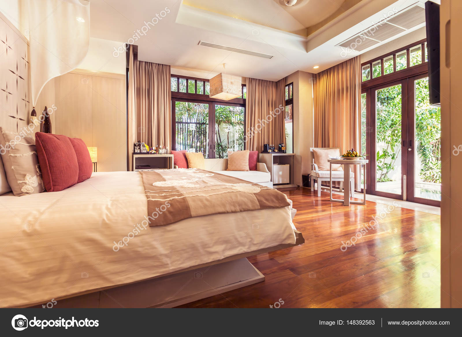 Luxe slaapkamer hotel interieur — Stockfoto © AnnaTamila #148392563 Luxe slaapkamer hotel interieur — Stockfoto © AnnaTamila #148392563