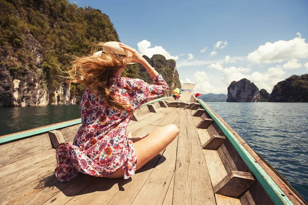 Bella ragazza che viaggia in barca — Foto Stock