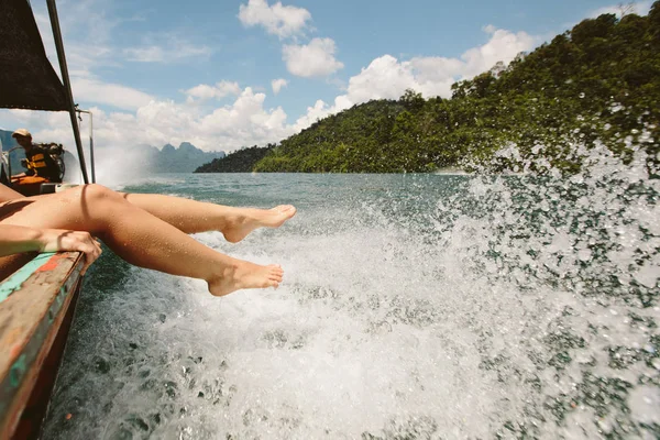 Pies femeninos de barco en el lago — Foto de Stock