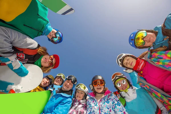 Snowboarders en skiërs poseren en glimlachen — Stockfoto