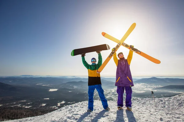 Skieur et snowboardeur au sommet de la montagne — Photo