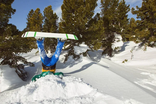 Snowboarder de cabeça para baixo na neve — Fotografia de Stock