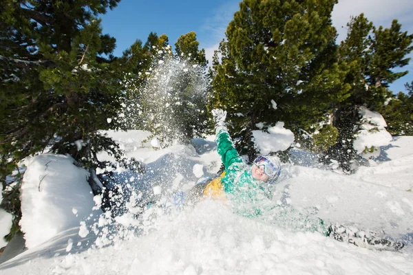 Guy παίζει στην κορυφή βουνού χιόνι — Φωτογραφία Αρχείου