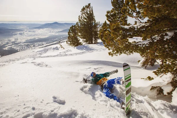 Snowboardista vleže ve sněhu — Stock fotografie