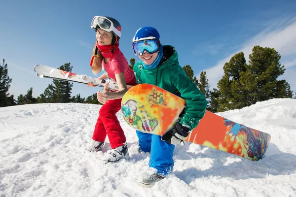 Skiër en snowboarder op de bergtop — Stockfoto