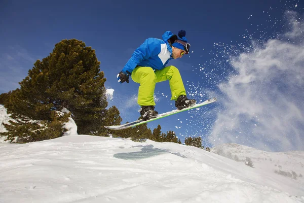 Сноубордист прыгает по воздуху — стоковое фото