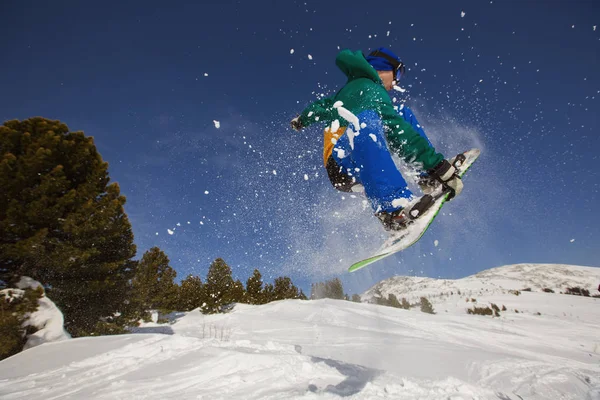 Snowboarder springen door lucht — Stockfoto