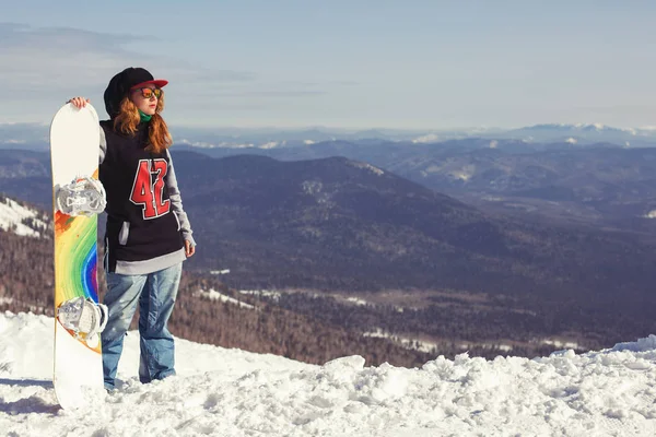 Femme snowboarder debout avec snowboard — Photo