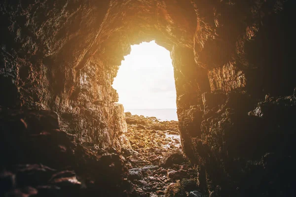A fény jön a kilépési barlang — Stock Fotó