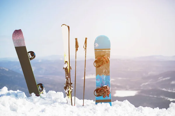 滑雪和滑雪板在山上 — 图库照片