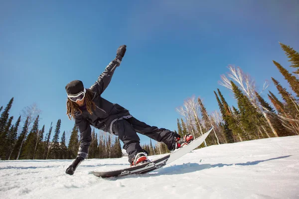 Snowboarder in sportkleding doen evenwicht truc — Stockfoto