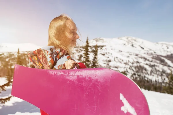 Snowboarder mujer de pie con snowboard —  Fotos de Stock