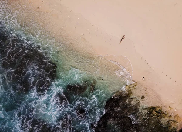 インドネシアのヌサペニダ島の海のビーチでリラックスした女性 ドローンの空中風景 — ストック写真