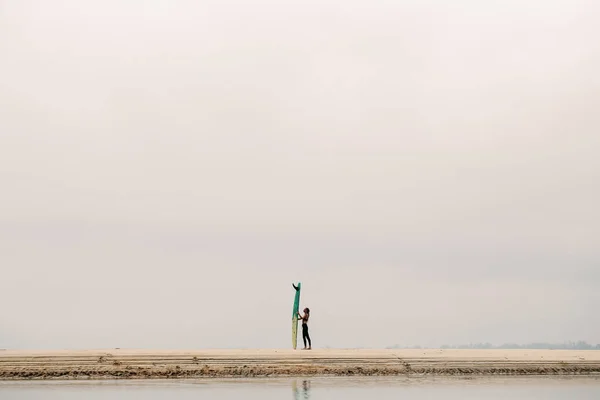 Femme Surfeuse Avec Longue Planche Sur Silhouette Mer — Photo