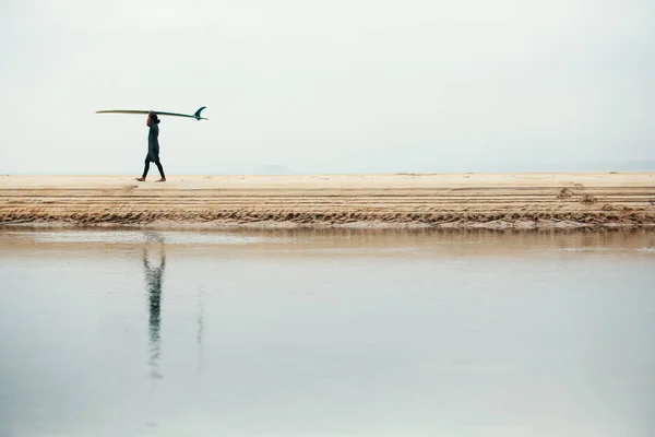 Mężczyzna Surfer Długim Deską Sylwetce Morza — Zdjęcie stockowe