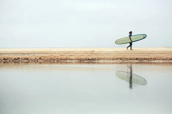 Surfista Masculino Con Tabla Larga Silueta Del Mar —  Fotos de Stock