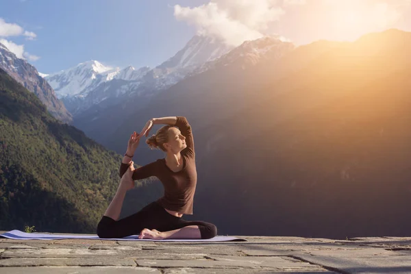 Oefeningen Het Berglandschap Jonge Vrouw Doet Yoga Outdoor — Stockfoto