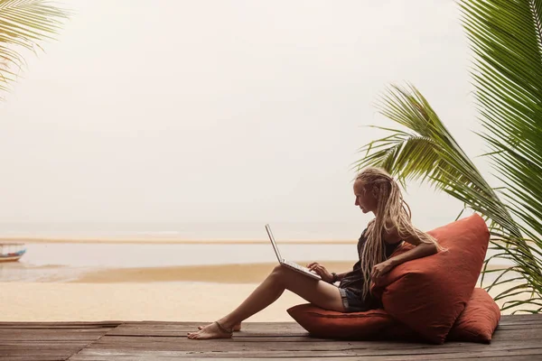 Mujer Joven Usando Rastas Usando Laptop Orilla Del Mar Compras —  Fotos de Stock