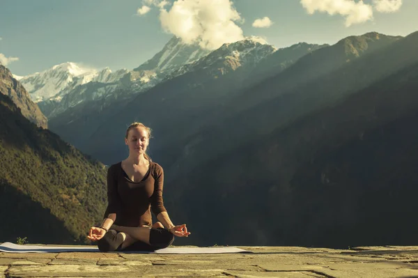 Mujer Joven Haciendo Meditación Yoga Aire Libre Hermosos Paisajes Montañas — Foto de Stock