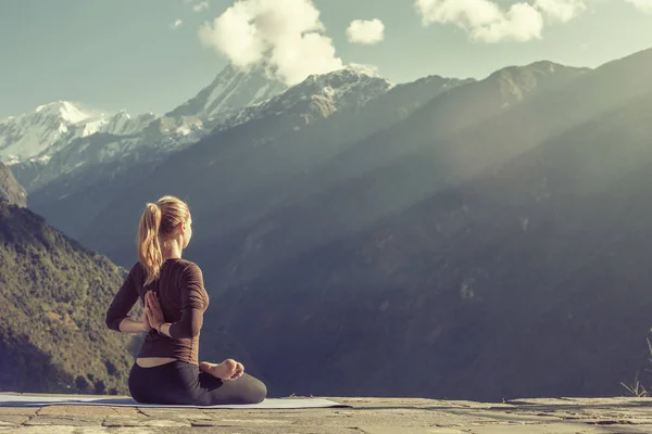 Jong Meisje Doet Yoga Fitness Training Buiten Een Prachtig Berglandschap — Stockfoto