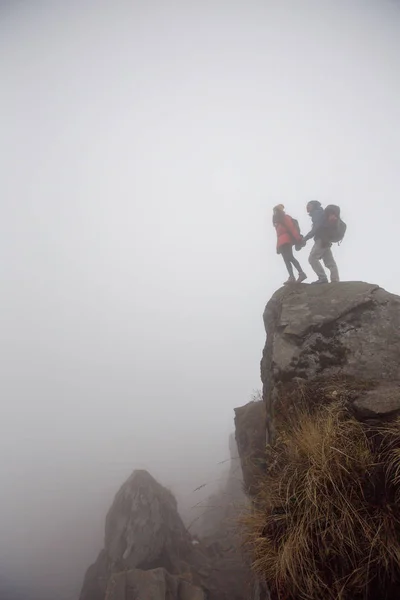 Wanderer Paar Mit Rucksack Entspannt Sich Auf Der Bergklippe Weißen — Stockfoto