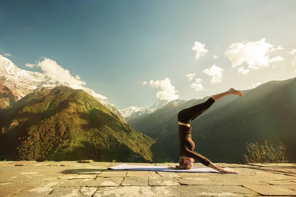 Mujer Joven Haciendo Ejercicio Yoga Asana Alto Nivel Montañas Aire — Foto de Stock