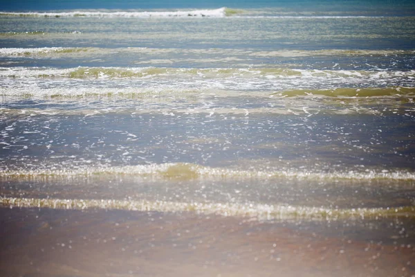 Hermosas Olas Tranquilas Orilla Del Mar Brillando Día Soleado — Foto de Stock