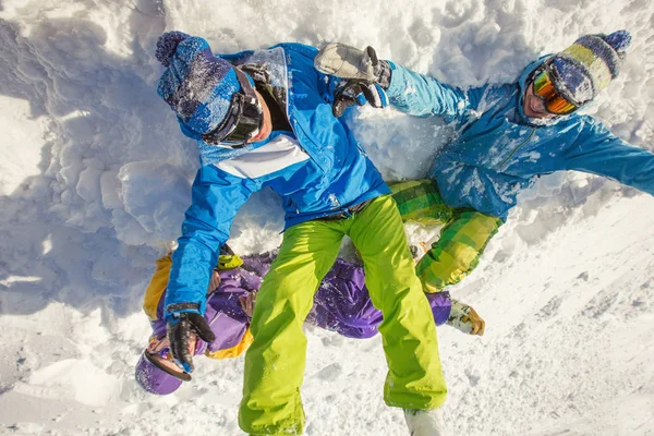 Pessoas Snowboard Divertem Neve Inverno Esporte Férias Montanhas Céu Resort — Fotografia de Stock