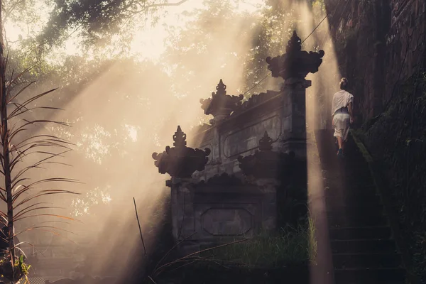 Egy Sétál Ködös Bali Templomban Köd Gyönyörű Napfény — Stock Fotó