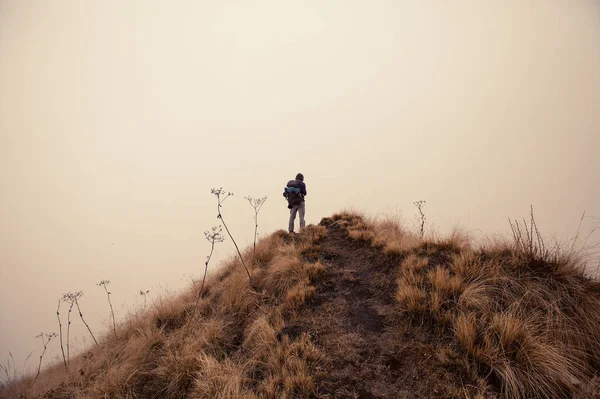 Wanderer Wandert Nebel Berggipfel — Stockfoto