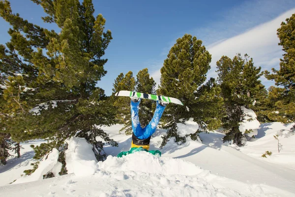 Snowboardista Padá Vzhůru Nohama Sněhu Zimním Lese Borovic Nebezpečné Freeride — Stock fotografie