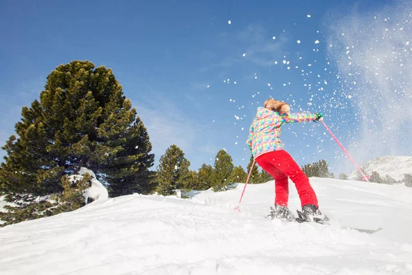 Vrouw Skiër Verplaatsen Sneeuw Bergen — Stockfoto