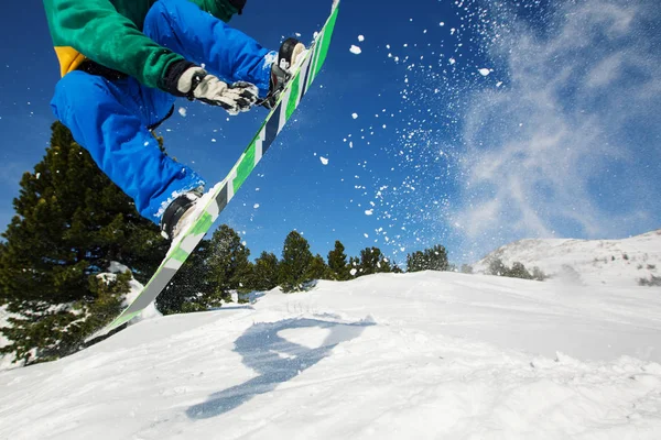 Snowboarder Melompat Melalui Udara Hutan Musim Dingin Dan Salju — Stok Foto