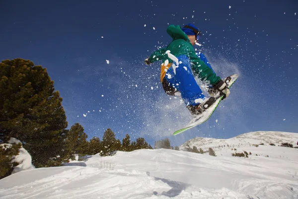 Snowboarder Che Salta Nell Aria Nella Foresta Invernale Nella Neve — Foto Stock