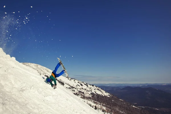 Сноубордист Падает Снежную Гору — стоковое фото