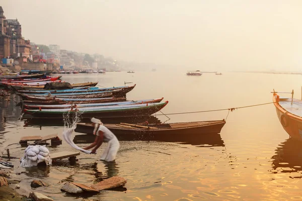 Hajók Mosás Fehér Lapok Régi Stile Gang Folyó Varanasi — Stock Fotó