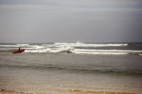 Surfista Caminando Las Olas Del Océano Atlántico Con Tabla Surf — Foto de Stock